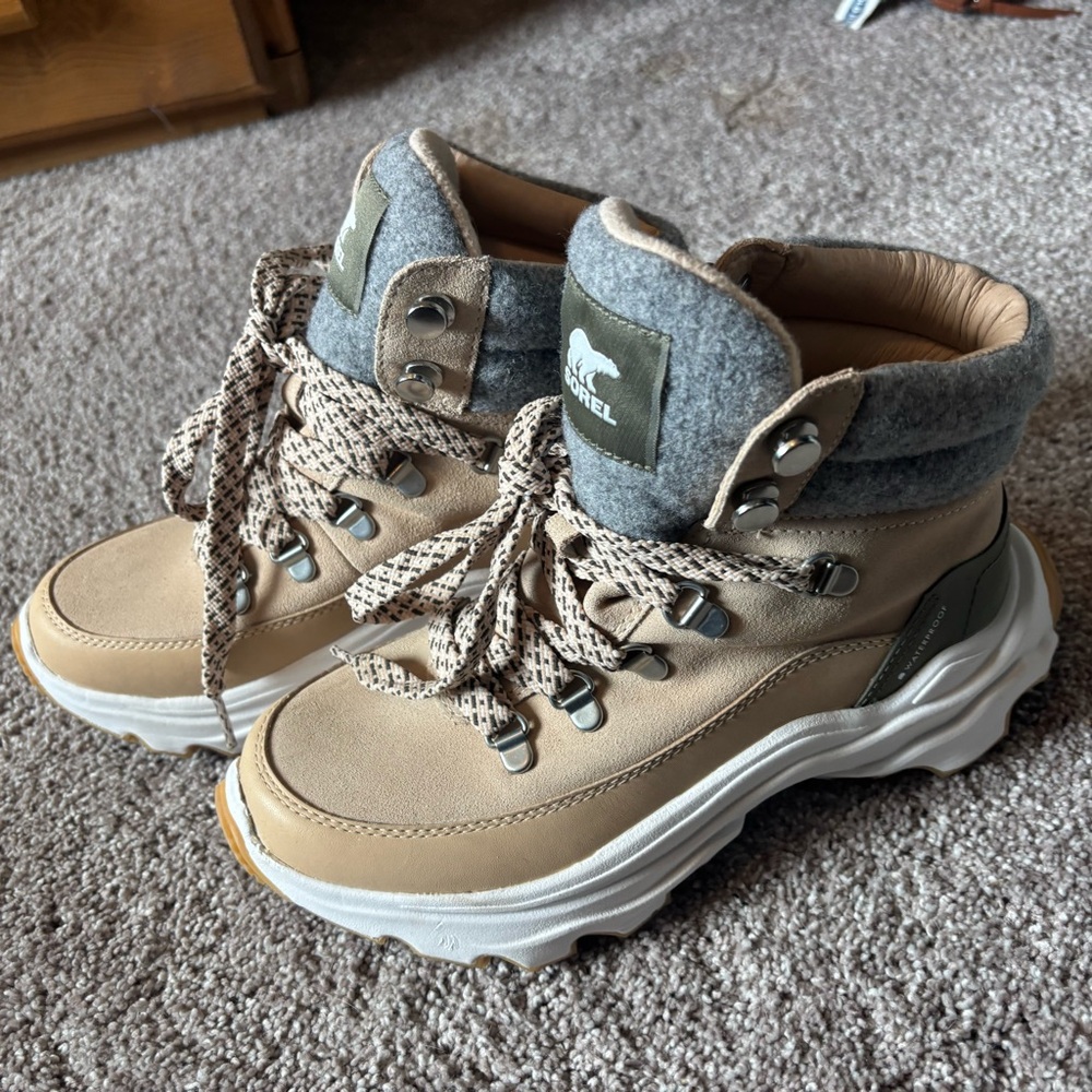 Sorel Kinetic Sneaker Boots